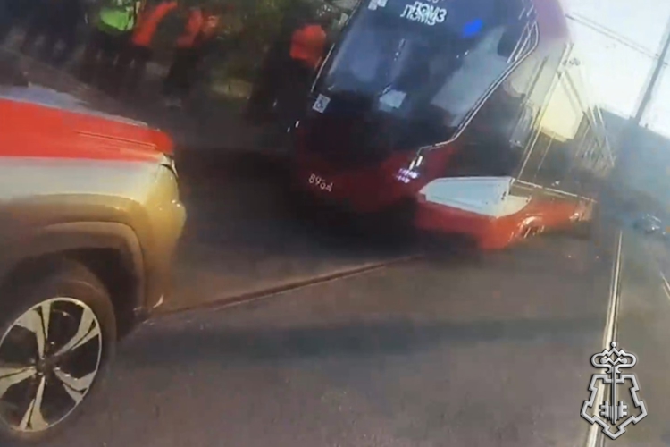 В Петербурге наряд Росгвардии задержал хулиганов, спровоцировавших конфликт с кондуктором и бросивших бутылку в стекло трамвая