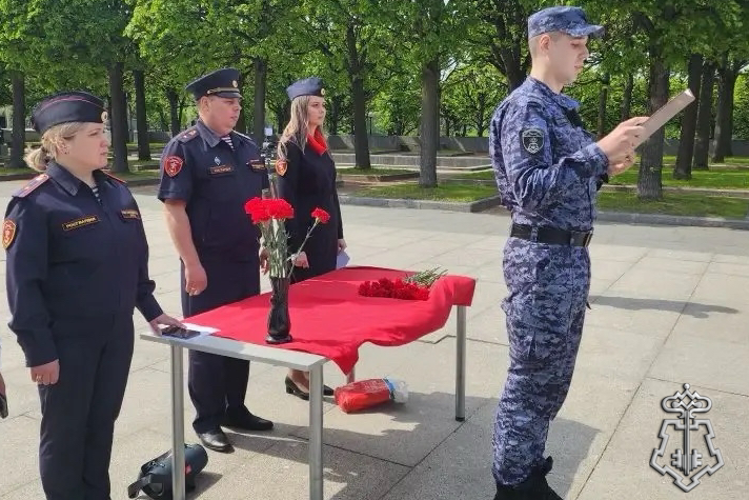 В Санкт-Петербурге молодые сотрудники вневедомственной охраны Росгвардии торжественно приняли присягу 