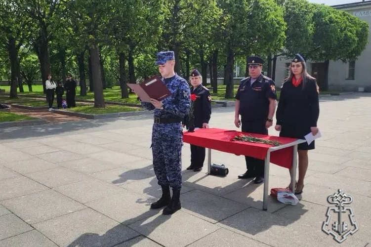 В Санкт-Петербурге молодые сотрудники вневедомственной охраны Росгвардии торжественно приняли присягу 