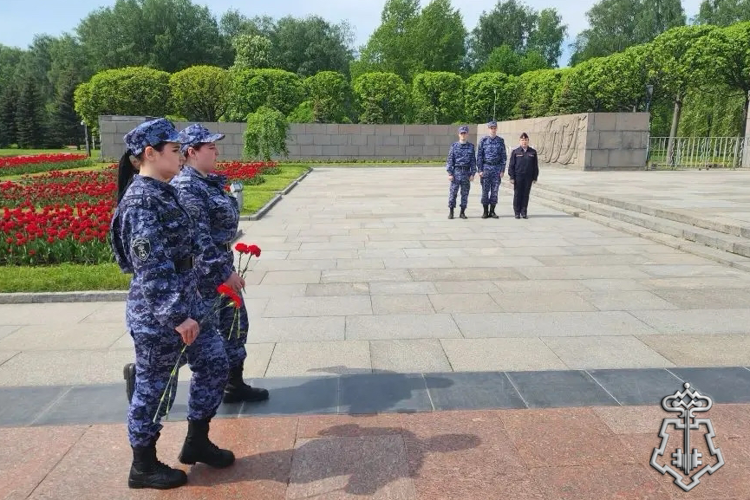 В Санкт-Петербурге молодые сотрудники вневедомственной охраны Росгвардии торжественно приняли присягу 