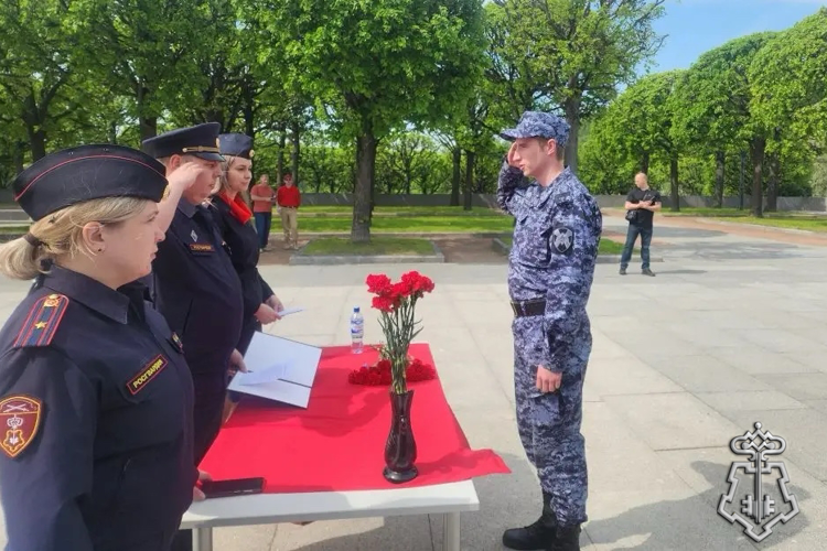 В Санкт-Петербурге молодые сотрудники вневедомственной охраны Росгвардии торжественно приняли присягу 