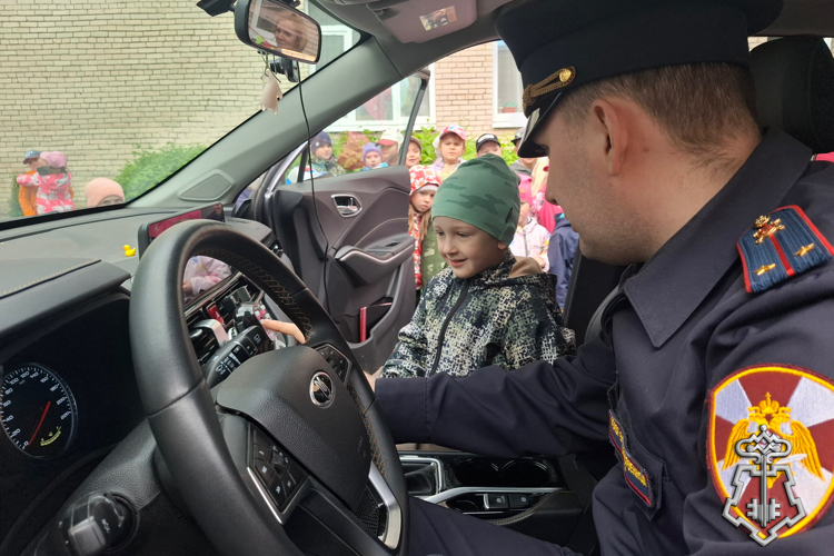 Петербургские росгвардейцы провели встречу с дошкольниками, приуроченную ко Дню защиты детей 