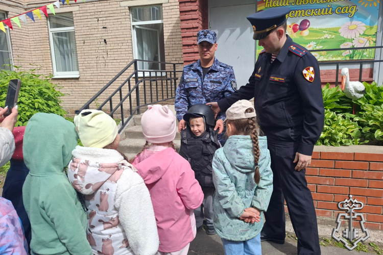 Петербургские росгвардейцы провели встречу с дошкольниками, приуроченную ко Дню защиты детей 