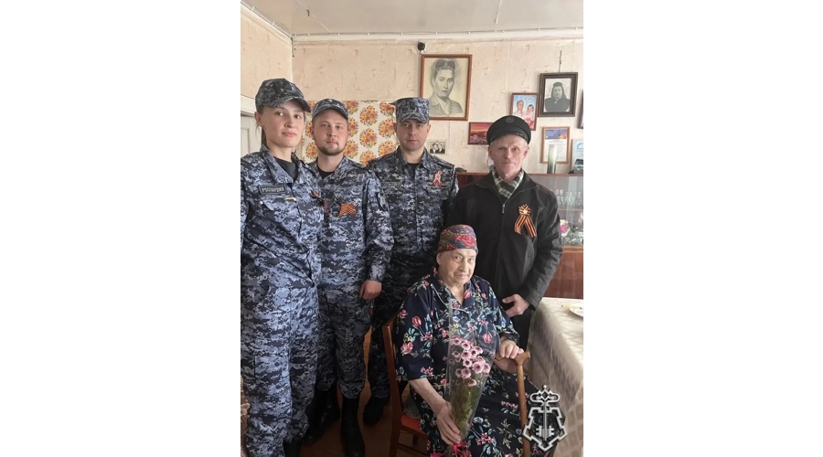 В Санкт-Петербурге представители Росгвардии поздравили с Днем Победы ветеранов службы и ветеранов Великой Отечественной войны