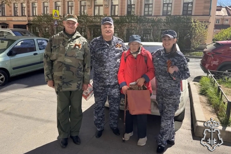 В Санкт-Петербурге представители Росгвардии поздравили с Днем Победы ветеранов службы и ветеранов Великой Отечественной войны