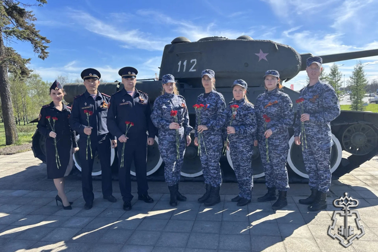 В Санкт-Петербурге росгвардейцы почтили память защитников города на «Пулковском рубеже» в преддверии 81-й годовщины Победы в Великой Отечественной войне