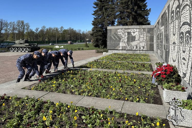 В Санкт-Петербурге росгвардейцы почтили память защитников города на «Пулковском рубеже» в преддверии 81-й годовщины Победы в Великой Отечественной войне