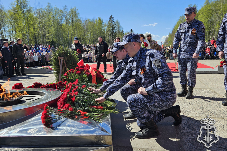 Накануне Дня Победы у мемориала «Разорванное кольцо» представители Росгвардии почтили память погибших защитников Ленинграда
