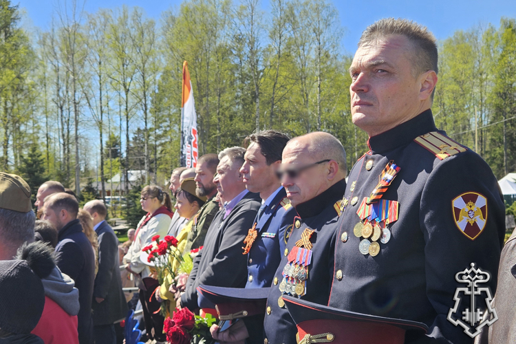 Накануне Дня Победы у мемориала «Разорванное кольцо» представители Росгвардии почтили память погибших защитников Ленинграда