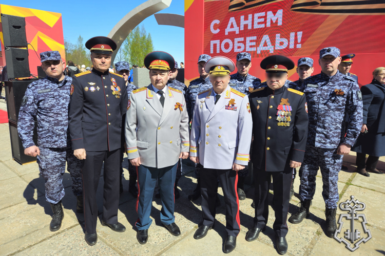 Накануне Дня Победы у мемориала «Разорванное кольцо» представители Росгвардии почтили память погибших защитников Ленинграда
