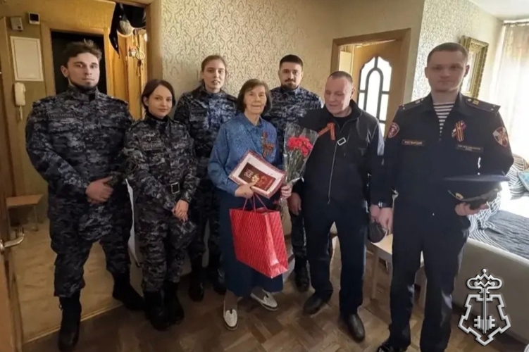 В Санкт-Петербурге представители Росгвардии поздравили с Днем Победы ветеранов службы и ветеранов Великой Отечественной войны