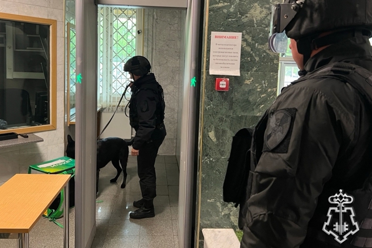 В Санкт-Петербурге росгвардейцы провели занятия по задержанию преступников на охраняемом объекте