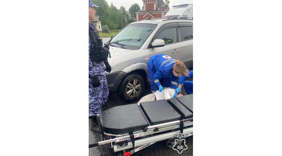 В Петербурге сотрудники Росгвардии оказали доврачебную помощь несовершеннолетней, пострадавшей в результате ДТП