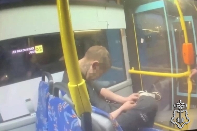 В Санкт-Петербурге на автобусном кольце наряд Росгвардии задержал дебошира, имевшего при себе травматический пистолет