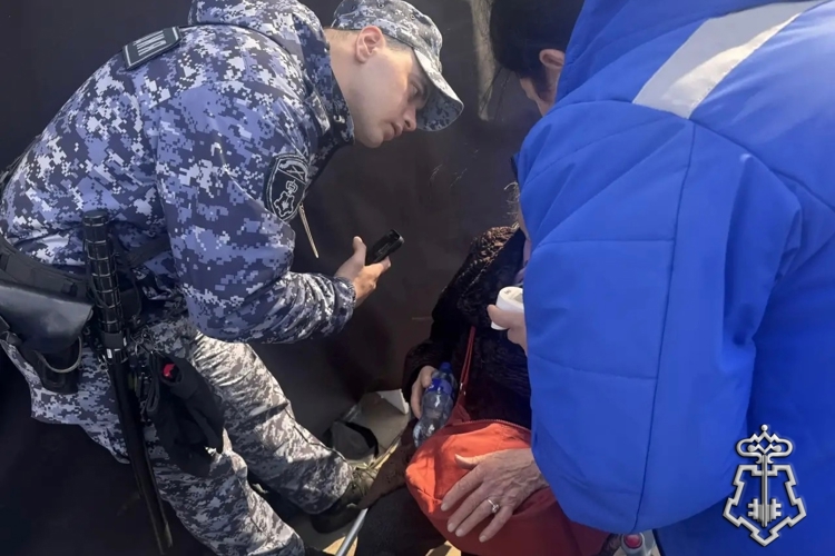 В Петербурге росгвардейцы оказали доврачебную помощь пожилой женщине, которой внезапно стало плохо на городском мероприятии