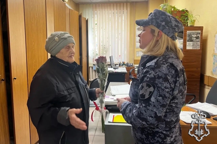 В Санкт-Петербурге представители Росгвардии поздравили с Днем Победы ветеранов службы и ветеранов Великой Отечественной войны