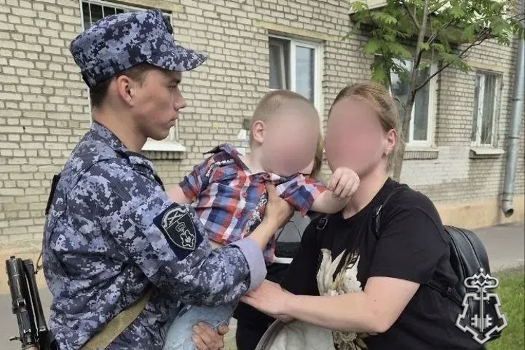 В Петербурге сотрудники Росгвардии вернули матери малолетнего сына, ушедшего с детской площадки в Приморском районе