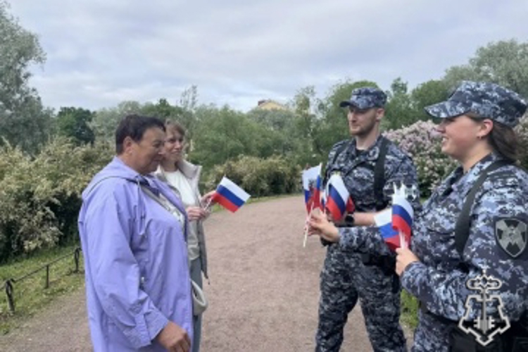 В Санкт-Петербурге представители Росгвардии провели мероприятия, приуроченные ко Дню России