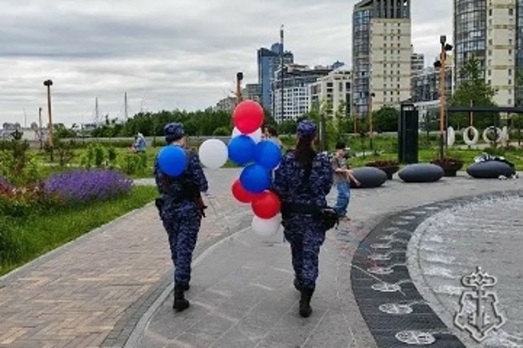 В Санкт-Петербурге представители Росгвардии провели мероприятия, приуроченные ко Дню России