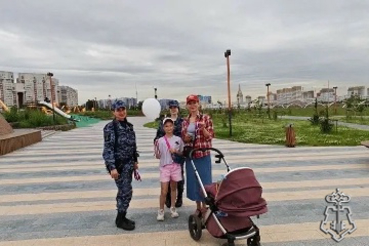 В Санкт-Петербурге представители Росгвардии провели мероприятия, приуроченные ко Дню России