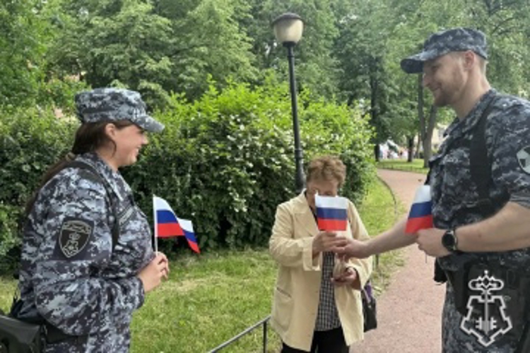 В Санкт-Петербурге представители Росгвардии провели мероприятия, приуроченные ко Дню России