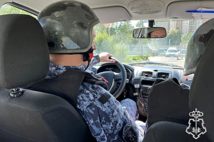 В Санкт-Петербурге сотрудники Росгвардии задержали хулигана, прыгавшего на лобовом стекле автомобиля такси  