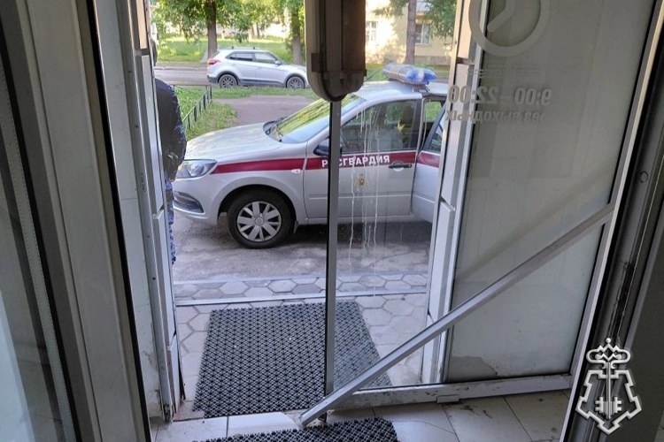 В Ленинградской области наряд Росгвардии задержал правонарушителя, проникшего в закрытый супермаркет