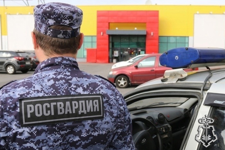 Наряд Росгвардии задержал дебошира, устроившего погром в одном из петербургских магазинов