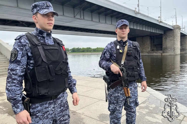 В Санкт-Петербурге сотрудник Росгвардии спас тонущего в Неве мужчину, прыгнув за ним в ледяную воду