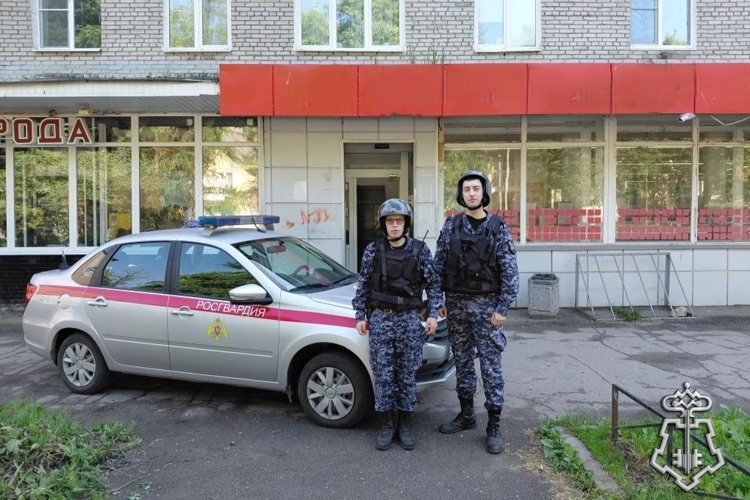 В Ленинградской области наряд Росгвардии задержал правонарушителя, проникшего в закрытый супермаркет