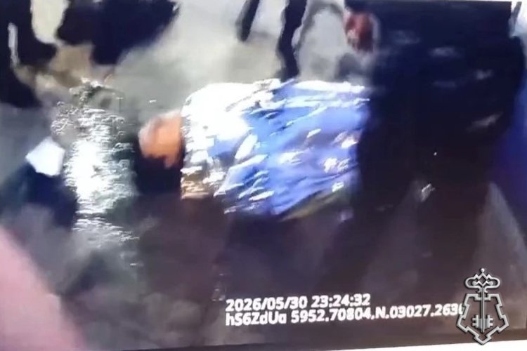В Санкт-Петербурге сотрудник Росгвардии спас тонущего в Неве мужчину, прыгнув за ним в ледяную воду