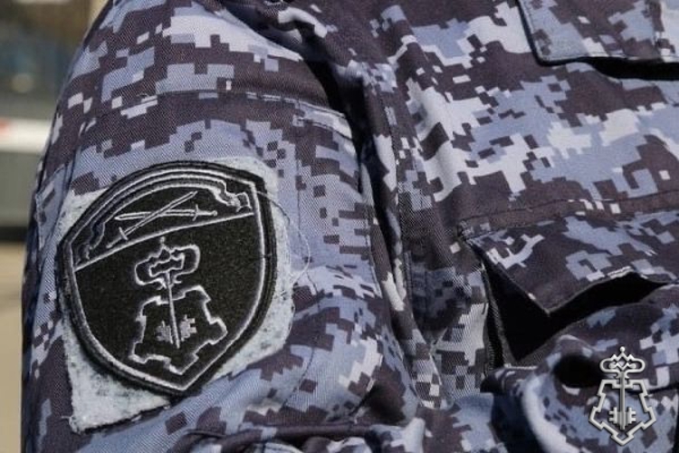 Петербурге наряд Росгвардии передал полицейским потерявшегося малолетнего ребенка, которого обнаружил на улице прохожий