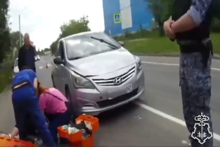 В Ленинградской области росгвардейцы первыми оказались на месте ДТП и вызвали скорую для пострадавшей