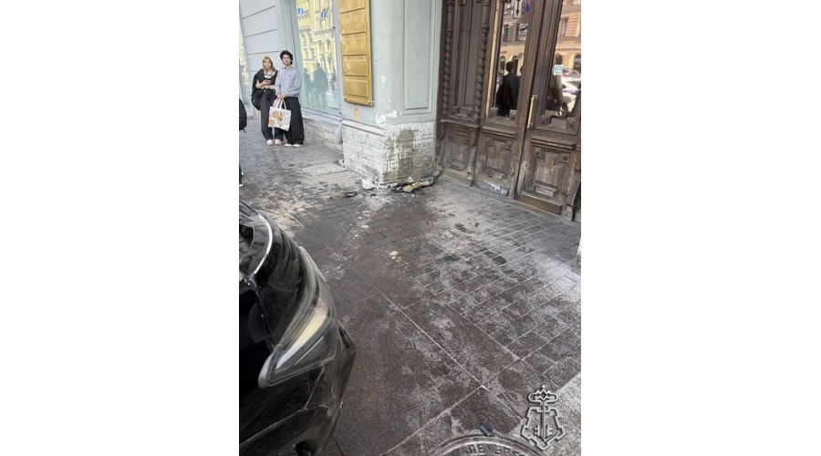 В центре Петербурга росгвардейцы задержали нетрезвого гражданина, въехавшего в дом 