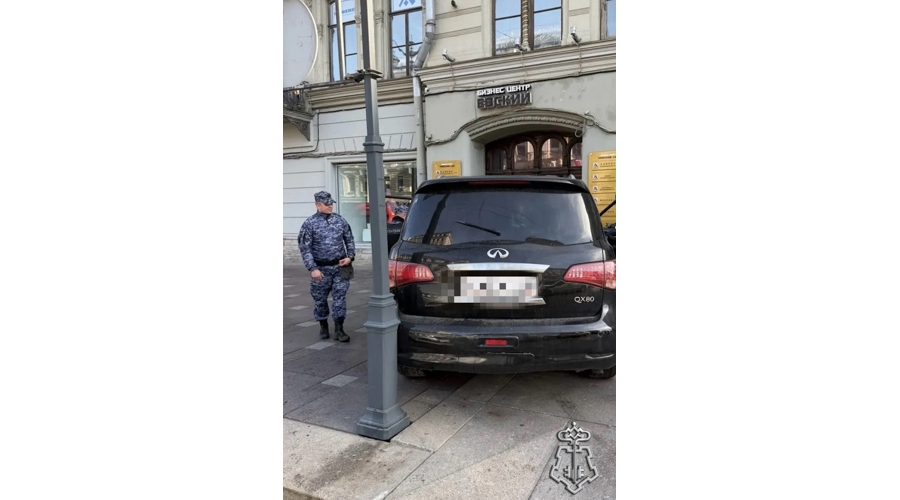 В центре Петербурга росгвардейцы задержали нетрезвого гражданина, въехавшего в дом 
