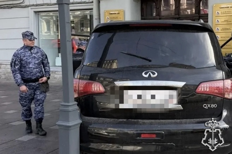 В центре Петербурга росгвардейцы задержали нетрезвого гражданина, въехавшего в дом 