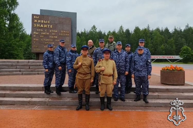В Санкт-Петербурге и Ленинградской области сотрудники Росгвардии и ветераны службы приняли участие в автопробеге в преддверии Дня памяти и скорби 