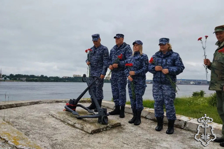 В Санкт-Петербурге и Ленинградской области сотрудники Росгвардии и ветераны службы приняли участие в автопробеге в преддверии Дня памяти и скорби 