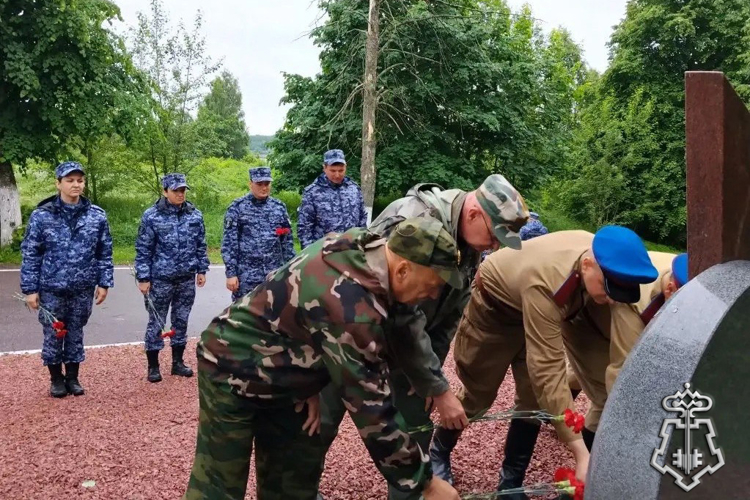 В Санкт-Петербурге и Ленинградской области сотрудники Росгвардии и ветераны службы приняли участие в автопробеге в преддверии Дня памяти и скорби 