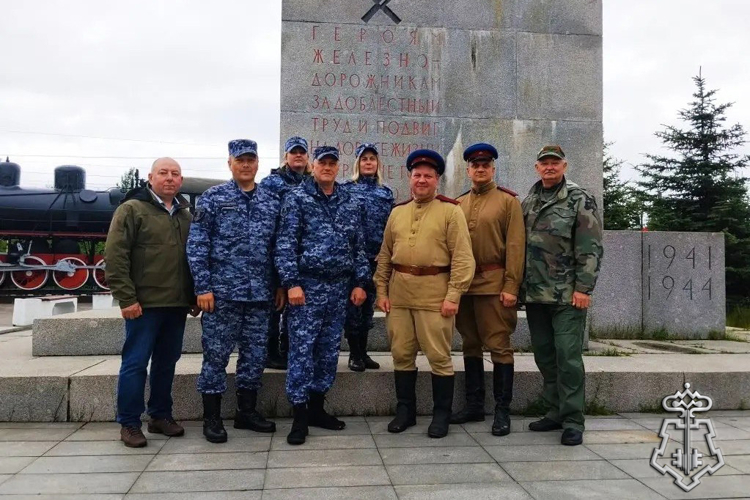 В Санкт-Петербурге и Ленинградской области сотрудники Росгвардии и ветераны службы приняли участие в автопробеге в преддверии Дня памяти и скорби 