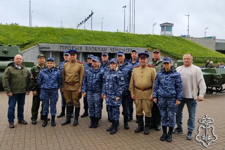 В Санкт-Петербурге и Ленинградской области сотрудники Росгвардии и ветераны службы приняли участие в автопробеге в преддверии Дня памяти и скорби 