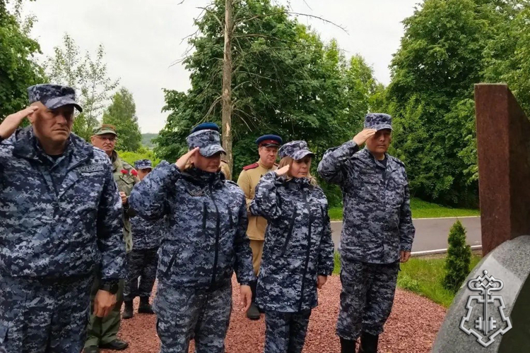 В Санкт-Петербурге и Ленинградской области сотрудники Росгвардии и ветераны службы приняли участие в автопробеге в преддверии Дня памяти и скорби 