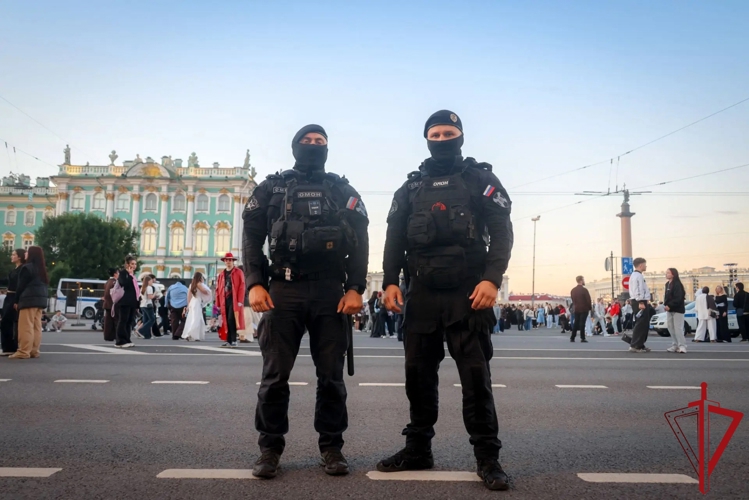 В Санкт-Петербурге сотрудники и военнослужащие Росгвардии приняли участие в обеспечении безопасности на празднике "Алые паруса"