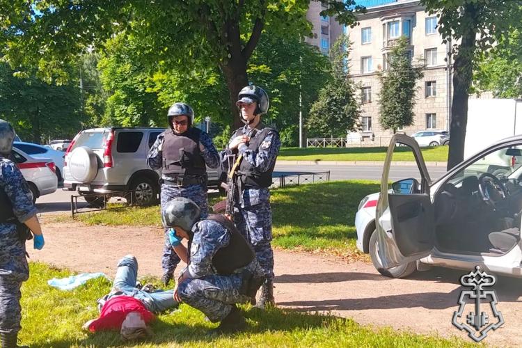 Петербургские росгвардейцы оперативно задержали подростка, совершившего поджог газозаправочной станции самообслуживания