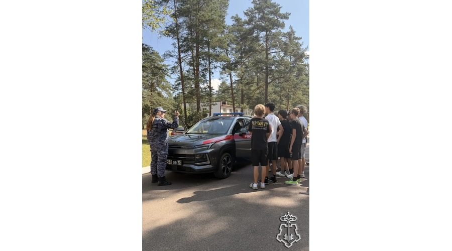 В Ленинградской области сотрудники Росгвардии провели урок безопасности для детей в одном из детских летних лаге