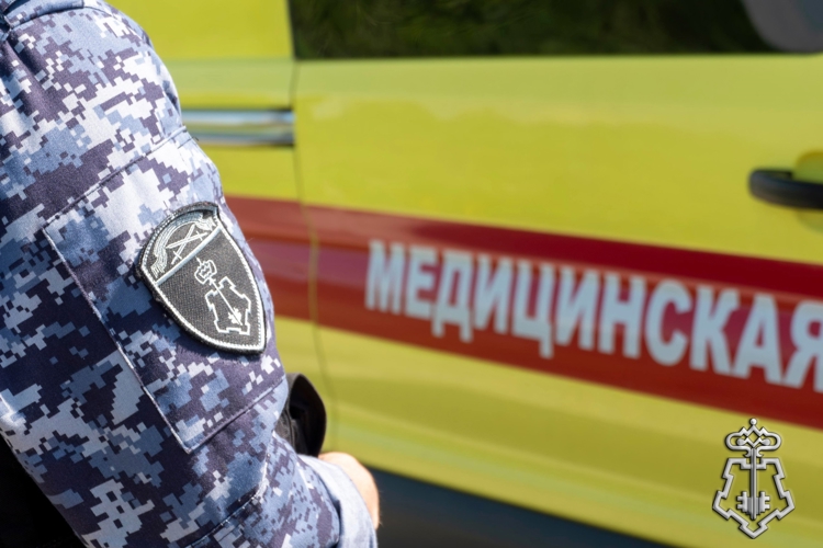 Сотрудники Росгвардии пришли на помощь мужчине, пострадавшему в результате ДТП в Центральном районе Петербурга