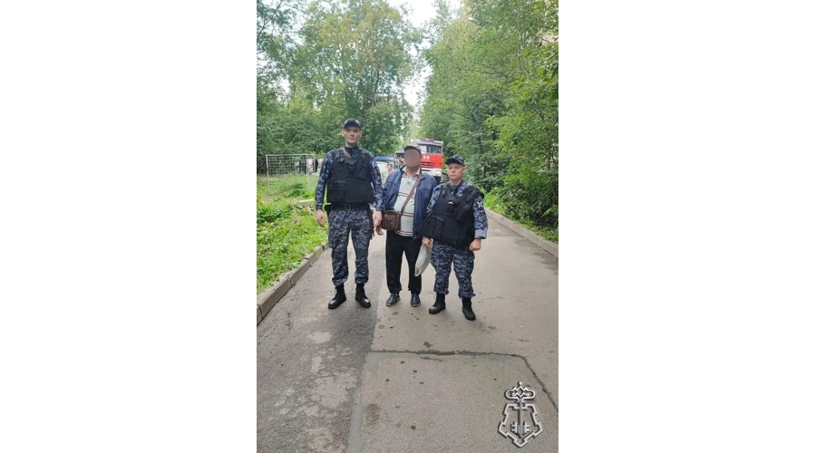 Петербургские росгвардейцы оказали содействие спасателям в эвакуации жильцов из дома на проспекте Маршала Жукова, в котором произошел сильный пожар