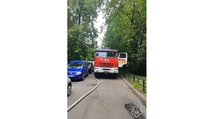 Петербургские росгвардейцы оказали содействие спасателям в эвакуации жильцов из дома на проспекте Маршала Жукова, в котором произошел сильный пожар
