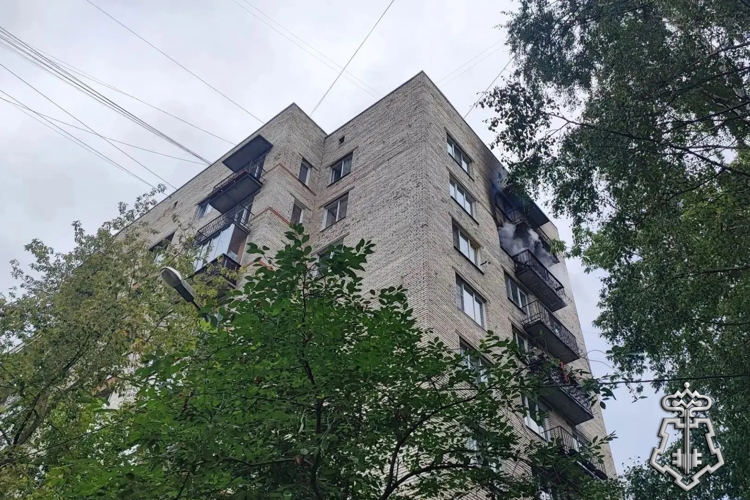 Петербургские росгвардейцы оказали содействие спасателям в эвакуации жильцов из дома на проспекте Маршала Жукова, в котором произошел сильный пожар