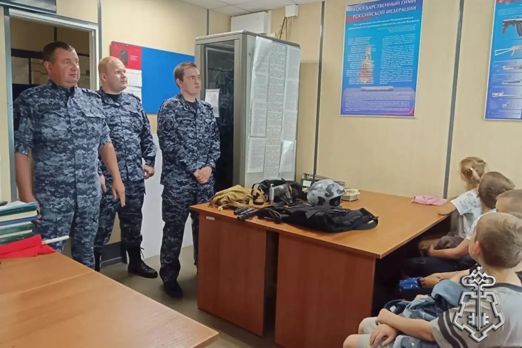 В Санкт-Петербурге и Ленинградской области  сотрудники Росгвардии провели уроки мужества для воспитанников летних лагерей 